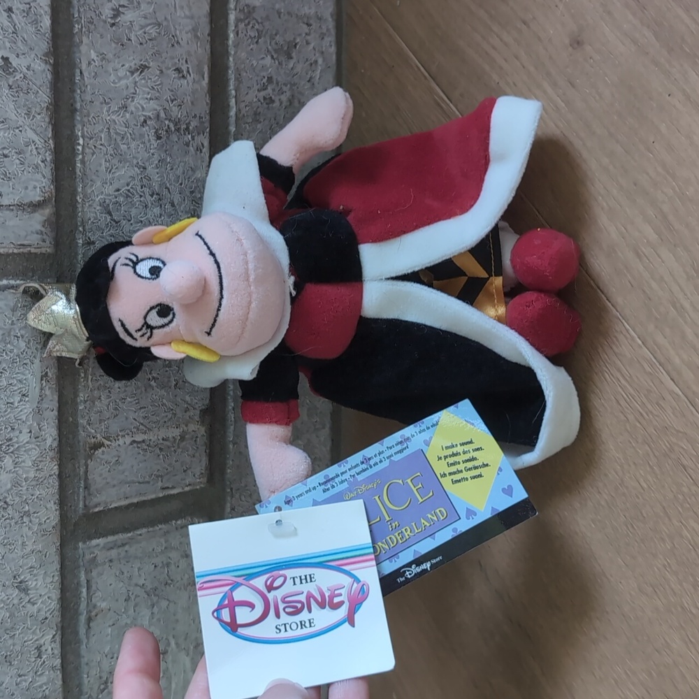 Original Disney Store Alice In Wonderland Queen Of Hearts Bean Plush New w Tags